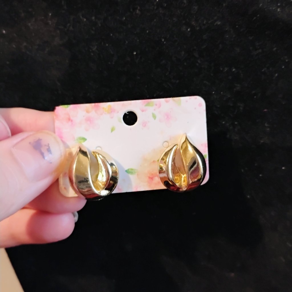 Vintage Lisner Screwback Earrings 12$